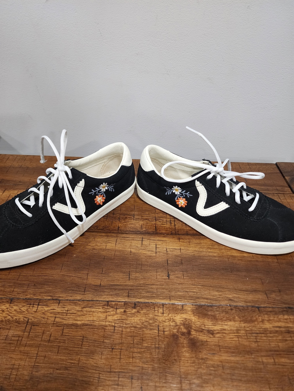 Vans Sport Low Black Suede Floral Embroidered Sneakers Women's 9